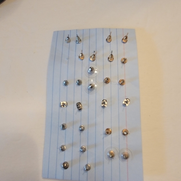 14 Pairs of Pierced Earrings - Picture 4 of 4